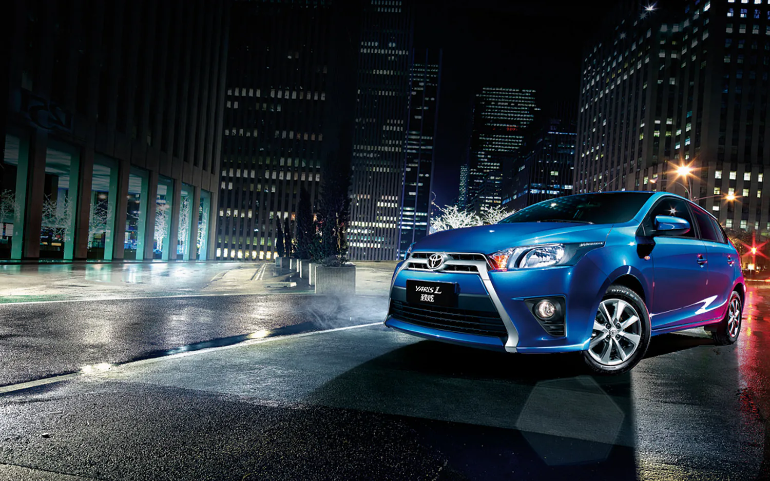 Toyota Yaris L at night