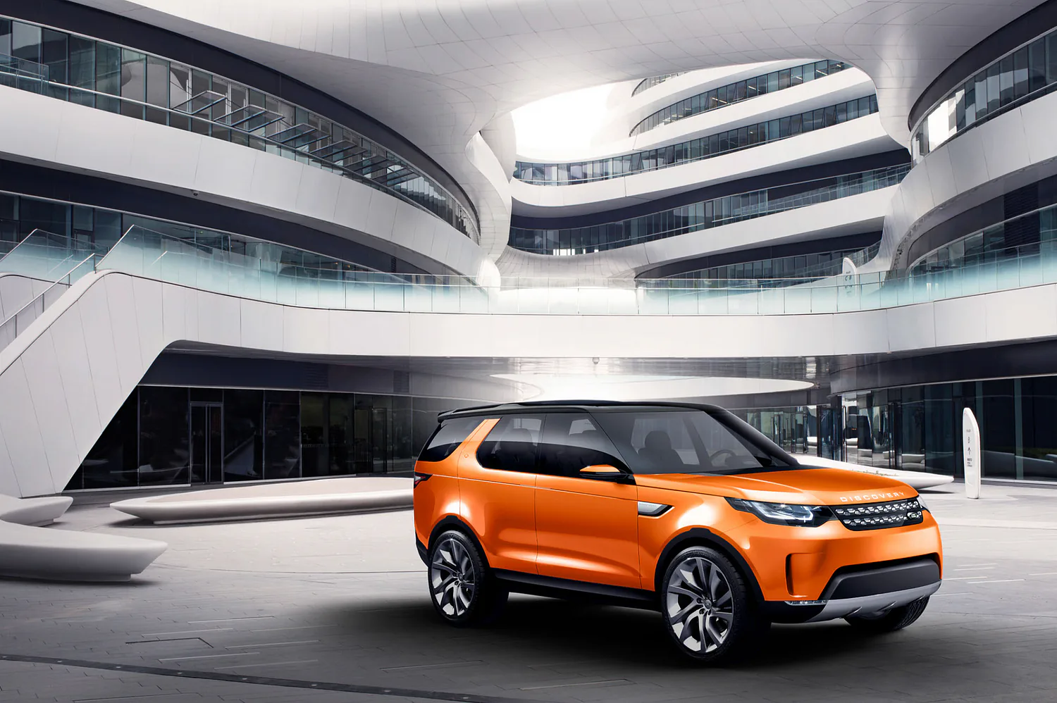 Land Rover Discovery in modern architecture