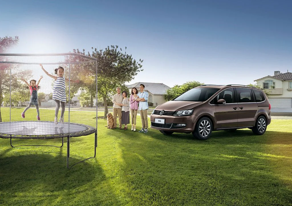 Volkswagen Sharan family lifestyle on the lawn