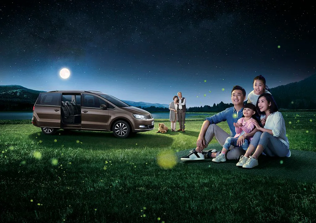 Volkswagen Sharan, family under the moon